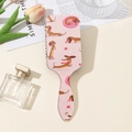Dettaglio di spazzola rosa con motivo a bassotto tra decorazioni estetiche di tulipani - Stampa Bassotto All-Over Rosa (B)