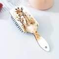 Dettaglio della spazzola ad aria bianca con stampa giraffa acquerello e foro - Stile Giraffa / Bianco