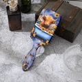 Dettaglio della stampa con mucca e girasole sul retro della spazzola blu - Stile Mucca Highlands Girasole Blu Chiaro (A)