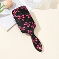 Dettaglio del fiocco rosa su spazzola piatta nera con cuscinetto d'aria e setole - Fiocco Rosa su Nero(C)