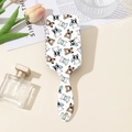 Detail einer weißen Luftkissenbürste mit Bulldoggen-Print und Massageborsten - Bulldogge Mit Maske (B)