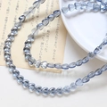 Nahaufnahme durchscheinender blauer Glasperlen in Herzform für DIY-Schmuck - 1 Strang (ca. 86 Perlen) / Blau