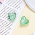 Dettaglio di perline di vetro a cuore verde menta glitterate per gioielli fai-da-te - Ciano