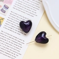 Vista macro di perle a cuore viola con perno in metallo dorato per gioielli fai da te - Viola scuro