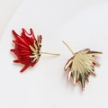 Dettaglio di accessori ad ala a forma di foglia rossa con smalto e strass blu - Oro