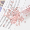 Vista macro de cuentas de vidrio rosa de 4mm con núcleo de plata para joyería DIY - Rosa