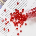 Primer plano de cuentas de vidrio rojo de 4mm con núcleo plateado para bisutería casera - Rojo