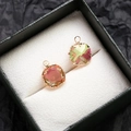 Detailansicht quadratischer Zirkon-Anhänger in Aurora-Farben mit vergoldeter Fassung für DIY - Aurora Pink Grün Quadratisch (2#)