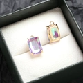 Vue macro de pendentifs rectangulaires en cristal irisé avec serti à griffes plaqué or - Dégradé Violet Bleu Vert Rectangle (15#)