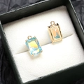 Détail du pendentif rectangle en zircone dégradé bleu avec sertissage à griffes doré - Dégradé Bleu Clair Rectangle (18#)