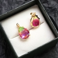 Détail macro de pendentifs goutte en zircon avec dégradé de couleurs sur du velours - Violet Rouge Vert Goutte d'eau (23#)