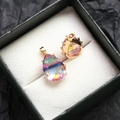 Vue détaillée du pendentif goutte en zircon et cristal arc-en-ciel serti en plaqué or - Aurore Arc-en-ciel Goutte d'eau (24#)