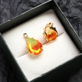 Gros plan d'un pendentif en zircon goutte d'eau avec sertissage doré à griffes - Dégradé Orange Vert Goutte d'eau (25#)