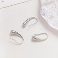 Macroweergave van gepolijste zilveren druppelvormige oorhaken voor DIY-sieraden maken - Platina / Zilver