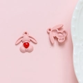 Gedetailleerde weergave van roze konijntjeshangers met rood hart voor DIY-sieraden maken - 10# Roze Hart Konijn