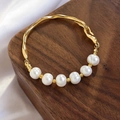 Vergulde armband in barokke takstijl met zoetwaterparels en getextureerde metalen kralen - Parel Tak Armband (D3654) / Afgewerkte Armband K Goudkleur