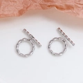 Gros plan d'un fermoir à bascule OT torsadé argenté pour la création de bijoux DIY - Style Tressé Vintage en Argent (15#)
