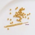 Vista macro de cuentas redondas texturizadas bañadas en oro de 3mm para joyería - Textura Corte Diamante (2#) / 3mm (50 Unidades/Paquete) / Oro de 18K