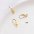 Detalle macro de ganchos para pendientes dorados 4x16mm con pin para perlas DIY - Gancho de Pendiente con Perno de Soporte / Chapado en oro 18K