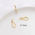 Detalle macro de ganchos para pendientes de 3x19mm en cobre dorado con circonitas - Gancho de Pendiente con Strass Único / Chapado en oro 18K