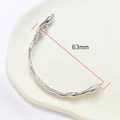 Vista macro di connettore ondulato argento da 63mm per creazione gioielli fai-da-te - Accessorio Irregolare 63mm (D3654) / Placcato Oro Bianco (Singolo)