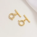 Makrodetail eines 14k vergoldeten OT-Knebelverschlusses mit Pavé-Zirkonia-Fassung - 18K Gold (Rund Strass)
