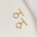 Nahaufnahme des vergoldeten OT-Knebelverschlusses mit funkelndem Zirkonia-Besatz - 18K Gold (Pavé Rund)