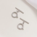 Detailansicht der silbernen OT-Knebelverschlüsse mit Zirkonia-Mikropavé für DIY-Schmuckherstellung - Weißgold (Pavé Rund)