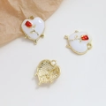 Vista macro de colgantes corazón vintage con esmalte blanco y detalle de rosa 3D - Corazón Blanco (1# Precio Unitario Corazón Blanco)