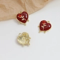 Detalle macro de colgantes de corazón en esmalte rojo vino con relieve de rosa dorada - Corazón Rojo Vino (2# Precio Unitario Corazón Rojo Vino)