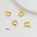 Detalle macro de cierres de reasa de 9mm chapados en oro 14k para joyería artesanal - Grande (14#9mm)