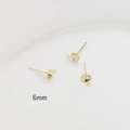 Makroaufnahme von 6mm vergoldetem Ohrstecker-Rohling mit Schalenfassung und kleiner Öse - 6mm Schalendurchmesser / 6mm 14k Gold