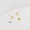 Detailansicht von 6mm vergoldeten Ohrsteckern mit Schlaufe und Schalenbasis für DIY-Schmuck - 6mm Schalendurchmesser / 6mm 18k Gold