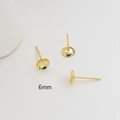Vista macro di basi per orecchini a perno da 6mm placcati oro 14k con perni in argento S925 - 6mm / Oro 18K