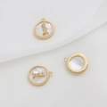 Detalle macro de colgantes de nácar chapados en oro 18k con circonitas y bordes de cuentas - Número 1