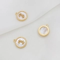 Detalle macro de colgantes bañados en oro de 18k con nácar y número 3 de circón - Número 3