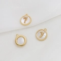 Λεπτομέρεια macro από στρογγυλά μενταγιόν 18k χρυσού με τον αριθμό 7 από ζιργκόν - Αριθμός 7