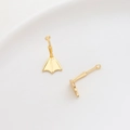 Dettaglio dei ciondoli a forma di zampe di anatra placcati in oro 18k su vassoio - Palmo d'Anatra 18K