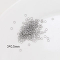 Λεπτομέρεια macro από ασημένιους κρίκους 3x0,5mm για χειροποίητα κοσμήματα DIY - Λευκόχρυσος 0,5x3mm