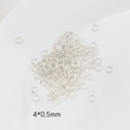 Vista detallada de anillas cerradas plateadas de 4x0,5mm para creación de joyas DIY - Plata 0,5x4mm