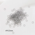 Detalle de anillas plateadas de 4x0.5mm para creación de joyas DIY y piezas de unión - Oro Blanco 0,5x4mm