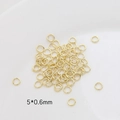 Vista detallada de anillas abiertas doradas de 5mm para creación de joyas y bricolaje - Oro 14K 0,6x5mm