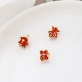 Detailansicht roter Rosenanhänger mit Goldlegierung für DIY-Schmuckherstellung - Kleines Gold
