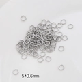 Detalle de anillas cerradas de 5x0.6mm bañadas en oro blanco para creación de joyas - Oro Blanco 0,6x5mm
