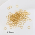 Vista detallada de anillas doradas de 5x0,4mm para la creación de joyas artesanales - Oro 18K 0,4x5mm