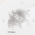 Primer plano de anillas plateadas de 5x0,4mm para la creación de joyas artesanales - Oro Blanco 0,4x5mm