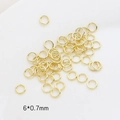 Detalle macro de anillas abiertas doradas de 6x0,7mm para creación de joyas DIY y collares - Oro 14K 0,7x6mm