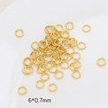 Detalle de argollas abiertas doradas de 6x0,7 mm para creación de joyería DIY - Oro 18K 0,7x6mm