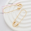 Vista detallada del colgante de imperdible dorado 54mm para creación de joyas artesanales - Estilo Grande Brillante (1#)