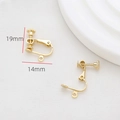 Detalle macro de clips de oreja en espiral ajustables bañados en oro de 14mm por 19mm - Pendiente Clip Espiral Ajustable en Forma de U (19mmx14mm)